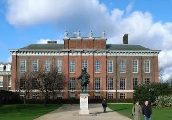 Crown to Couture at Kensington Palace en London