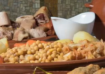 Cocido madrileño junto al Teatro Real en el Café de la Ópera en Madrid