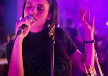 SONIDOS GLOBALES - ANDREA MOTIS en concierto - en Murcia