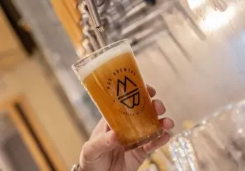 Monólogo + cerveza artesana + ración o hamburguesa en La Caníbal Fábrica en Madrid
