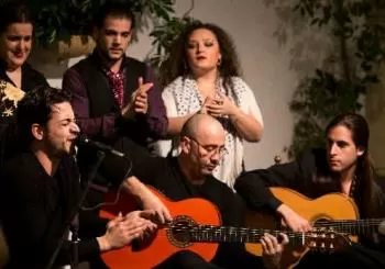 Espectáculo flamenco en el Patio de la Judería en Córdoba