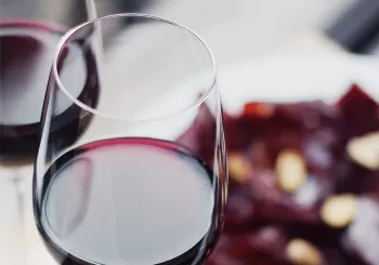 Surtido de ibéricos y botella de vino para 2 en Vinopremier en Madrid