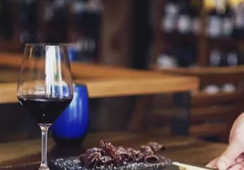 Degustación de 3 copas de vino y 3 tapas en Vinopremier en Madrid