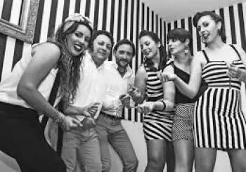 THE DONELLES: MUSICA A TRAVÉS DE LA MUJER en Vallejo S/N