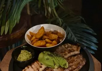 Parrilla mixta con botella de vino para 2 en Understreet Market en Madrid