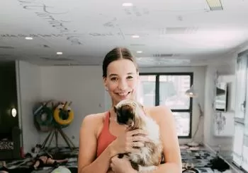 Puppy Yoga Club au Mama Shelter en Marseille