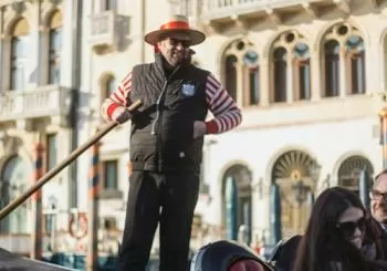 Venezia: Giro in gondola privato e cena romantica en Venice