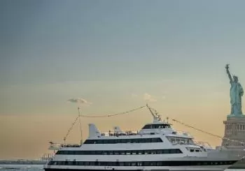 After Work Sunset Yacht Party on the East River en New York