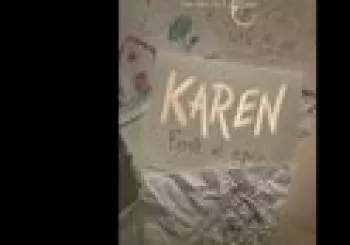 Karen frente al Espejo en Valencia
