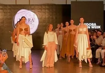 Pasarela de bolsos de moda en Olivares