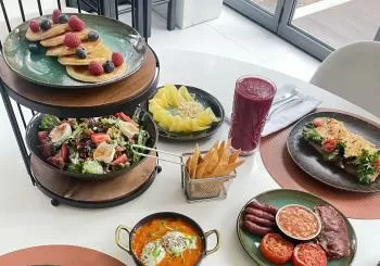Sip & Soak: Delightful Brunch & Thermal Bliss en Cascais