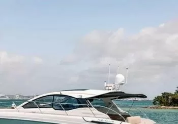 43' Azimut Yacht Charter Private Cruise with Captain & Stew en Miami