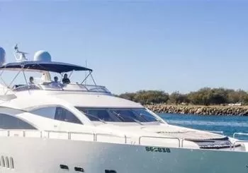 94' Sunseeker Private Cruise with Jacuzzi, Captain and Mate en Miami