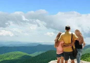 Waterfalls and Blue Ridge Parkway Hiking Tour with Expert Naturalist en Asheville