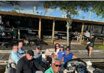 Pontoon Pub Crawl, 5 Lakeside Pubs and Restaurants Visit by Boat en Orlando