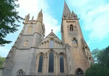 The Ghosts of Llandaff: A Self-Guided Audio Tour en Cardiff