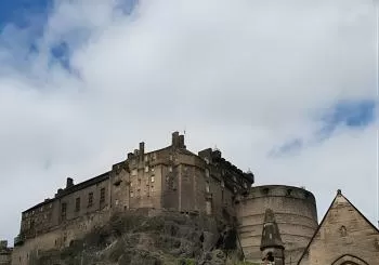 Public guided tour of Edinburgh at a minimum price - in French