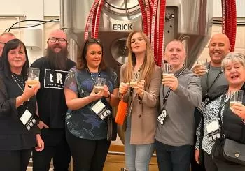 Brewery bus tour, 5 breweries, 12 beers, 1 pizza, 1 bus en Liverpool