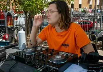 MIS PRIMERAS MEZCLAS · Taller de introducción al DJ para niña/os en Sevilla