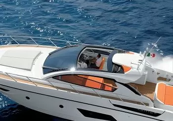 52' Azimut Yacht Charter with Captain and Mate en Miami