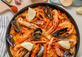 Visita una cava artesanal con paella marinera en Barcelona