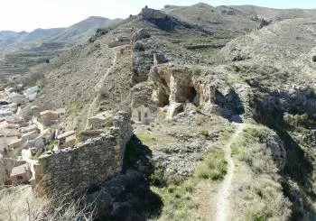 Castillo de Cervera del Río Alhama y Bodega de El Diezmo en Pradejón