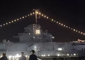 USS Yorktown Ghost Tour with Exclusive Night-Time Access en Charleston