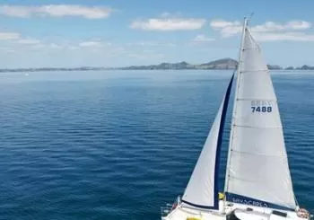 Day Sailing Catamaran Charter with Island Stop and Lunch en Paihia