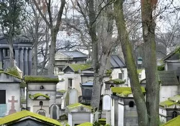 Pere Lachaise Cemetery Walking Tour in Paris