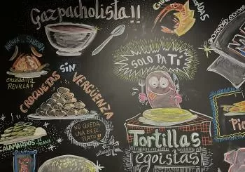 Bocata de calamares y bebida en Malasaña en Madrid