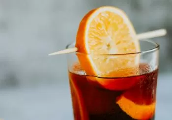 Aperitivo con vermut o manzanilla y una gilda en Malasaña en Madrid