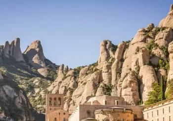 Montserrat y Bodegas: Tour ida y vuelta + Cata de vino con comida tradicional en Barcelona