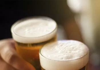 Dos cervezas Mahou dobles en Tapaloguistas en Madrid