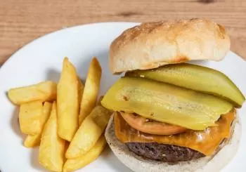 Menú Hamburguesa Take Away en La Puerta Amarilla en Madrid