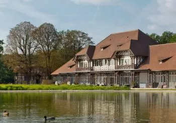 Le manoir geant du diable de l' horreur halloween party 2024 en Paris