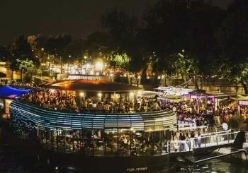 Halloween Boat Club Rooftop Party Hanté Géante Sur La Seine en Paris