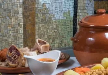 Cocido madrileño junto al Teatro Real en el Café de la Ópera en Madrid