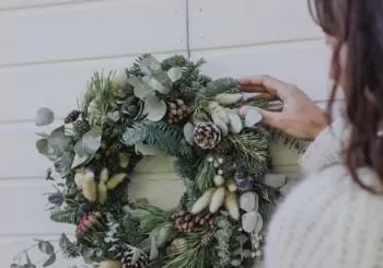 Taller de Coronas de Navidad de flores naturales en Madrid