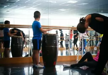 Percusión del movimiento con Meraki Cía en Gijón