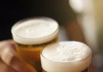 Dos cervezas Mahou dobles en Tapaloguistas en Madrid