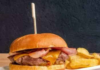 Hamburguesa, patatas fritas y bebida en Tapaloguistas en Madrid