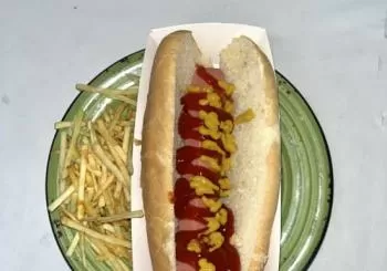 Hot Dog y Bebida en Malasaña con patatas fritas en Madrid