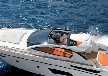 52' Azimut Yacht Charter with Captain and Mate en Miami