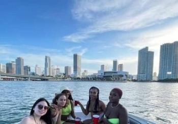 26Ft Miami Private Boat Tour for 11 ppl, 2 & 4 Hrs Free Champagne