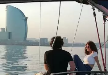 Experiencia Privada en Velero de Lujo – 2 Horas en Barcelona