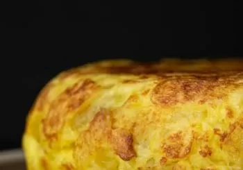 Menú con pincho de tortilla, bebida y café en Malasaña en Madrid