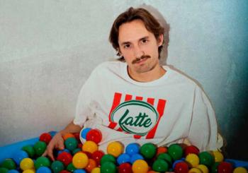 Antonin Ecce dans 'Boum Boum' au théâtre BO Saint-Martin en Paris