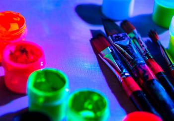 PINTA LUZ – Taller de pintura neón para niños y familias en Madrid