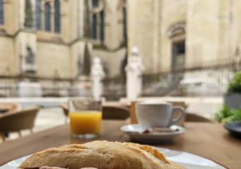 Desayuno con vistas a La Catedral de La Almudena Madrid