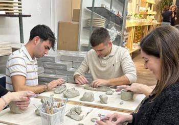 Taller de cerámica con vino en Barcelona